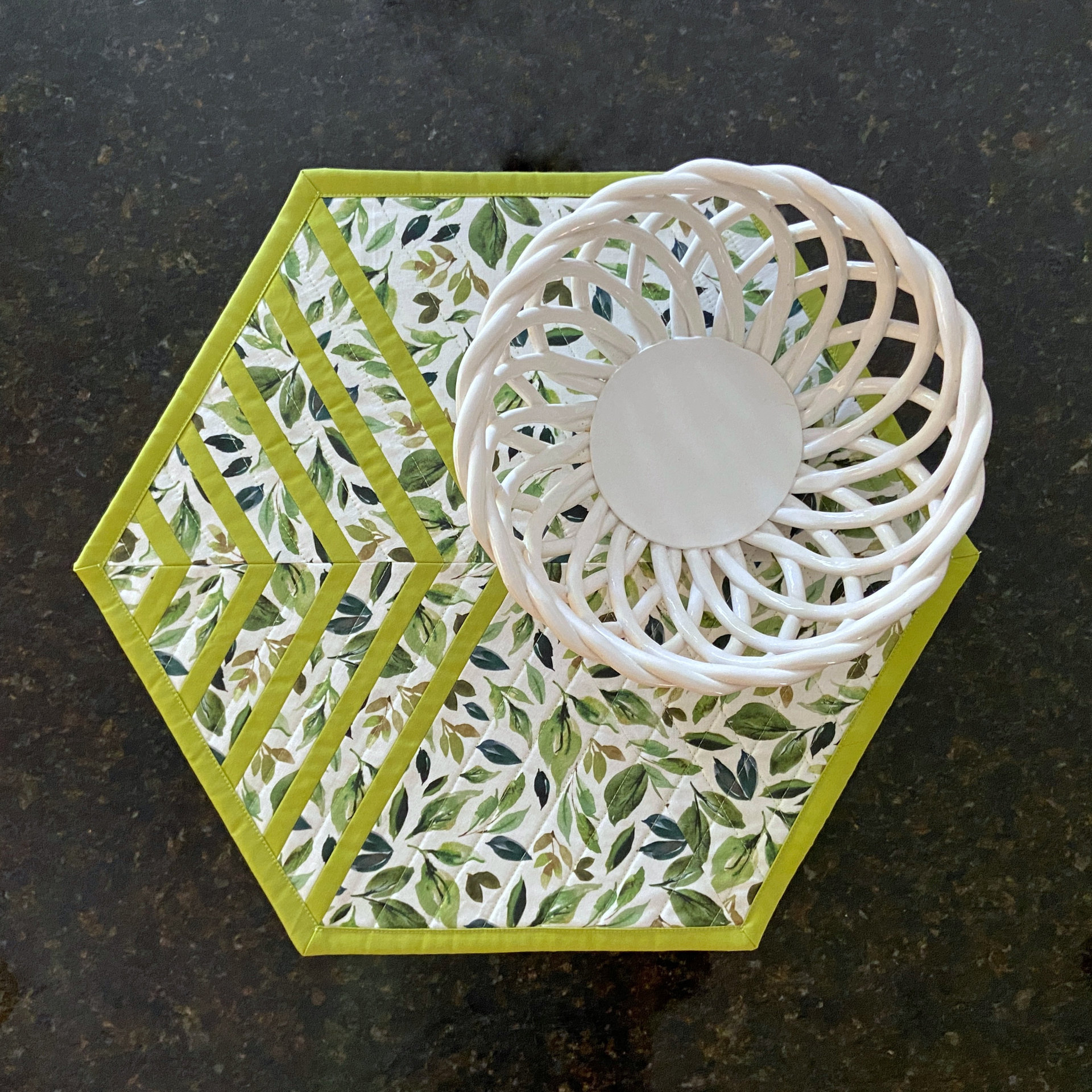 Placemats, Quilted Green and White with Leaves, Perfect for Round Tables, Set of Two Hexagon-Shaped Table Mats for Modern Kitchen, Trivet