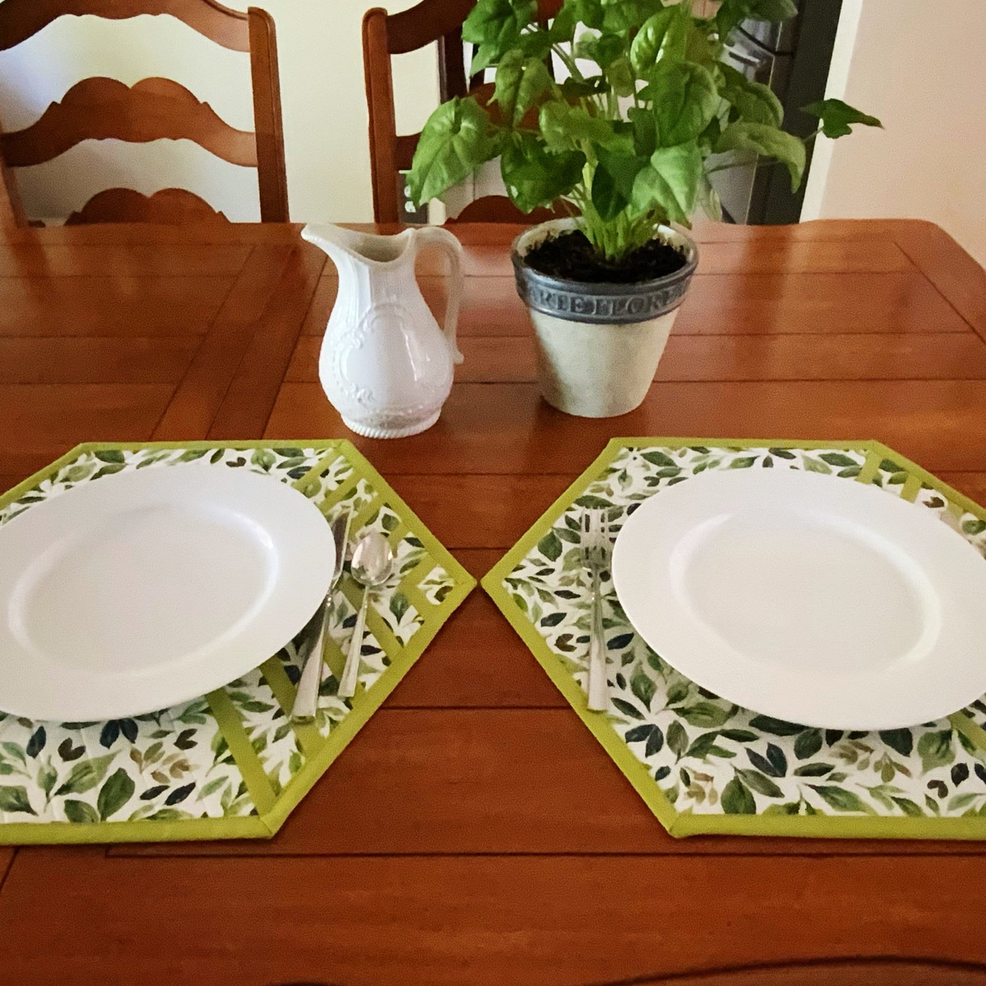 Placemats, Quilted Green and White with Leaves, Perfect for Round Tables, Set of Two Hexagon-Shaped Table Mats for Modern Kitchen, Trivet