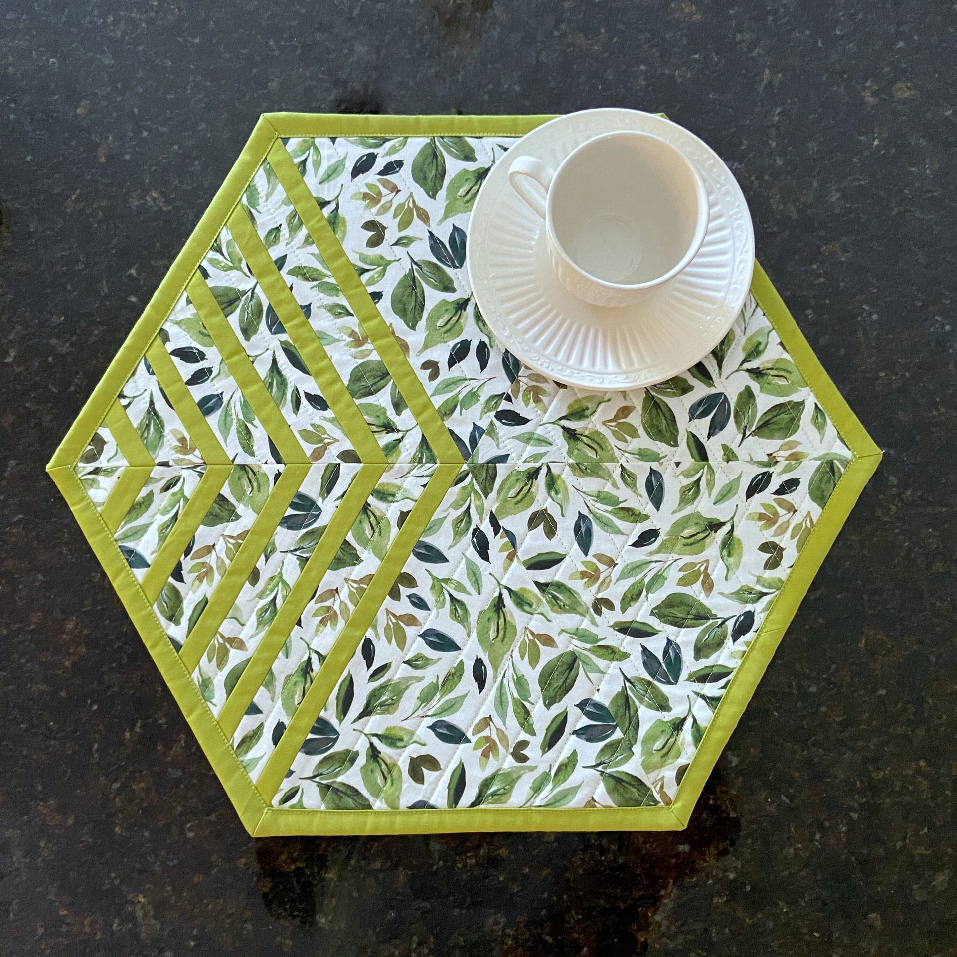 Placemats, Quilted Green and White with Leaves, Perfect for Round Tables, Set of Two Hexagon-Shaped Table Mats for Modern Kitchen, Trivet